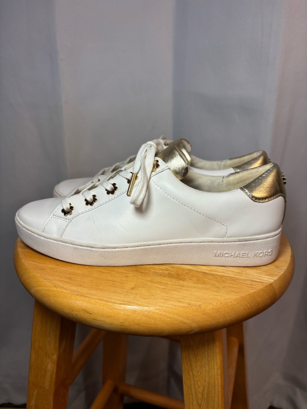 Michael Kors White Leather Sneakers Gold Daisy Eyelets Size 7.5 EUC - Picture 5 of 7